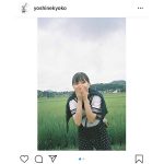 芳根京子、太陽よりも眩しいセーラー服姿に「太陽気持ち良いですね〜！」「おさげも可愛い」とファンの声