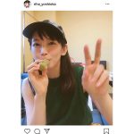 吉岡里帆、「パピコの日」に不意打ちピース写真を公開！「夏な感じですね」「パピコは美味しい」