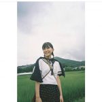 芳根京子、太陽よりも眩しいセーラー服姿に「太陽気持ち良いですね〜！」「おさげも可愛い」とファンの声