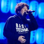 【ライブレポート】岡崎体育が笑いを封印？氣志團万博2020のステージで新境地のバラードを披露。