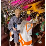 ゴールデンボンバー・鬼龍院の白馬のおじさまショットに「どうみても無理やり連れてこられた子供ですw」「 ムリヤリ親に乗せられて写真撮られた子ども感w」