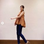 鷲見玲奈、秋色取り入れたスタイル抜群私服コーデを紹介！「足ながっ」「すごく似合ってます」