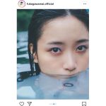 深川麻衣、大自然の中の湖に浮かぶポートレート公開「この世界観いいな」「涼しそう」