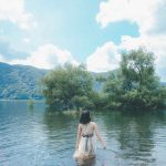 深川麻衣、大自然の中の湖に浮かぶポートレート公開「この世界観いいな」「涼しそう」