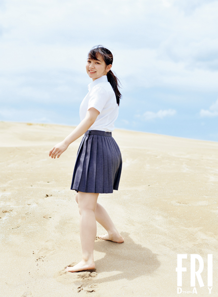 池本しおりが「FRIDAY」初登場！砂浜で魅せる『ミニグラ』ボディに釘付け！