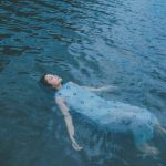 深川麻衣、大自然の中の湖に浮かぶポートレート公開「この世界観いいな」「涼しそう」