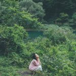 深川麻衣、大自然の中の湖に浮かぶポートレート公開「この世界観いいな」「涼しそう」