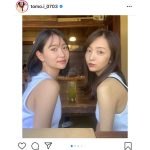 板野友美、永尾まりやとの白タンクトップの“双子コーデ”ショット公開！「美女コンビ」「素敵な姉妹」