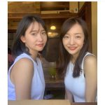 板野友美、永尾まりやとの白タンクトップの“双子コーデ”ショット公開！「美女コンビ」「素敵な姉妹」