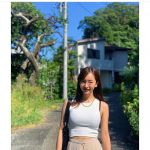 板野友美、永尾まりやとの白タンクトップの“双子コーデ”ショット公開！「美女コンビ」「素敵な姉妹」