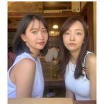 板野友美、永尾まりやとの白タンクトップの“双子コーデ”ショット公開！「美女コンビ」「素敵な姉妹」