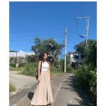 板野友美、永尾まりやとの白タンクトップの“双子コーデ”ショット公開！「美女コンビ」「素敵な姉妹」