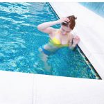 小嶋菜月、すっぴんで夏を満喫なプールビキニショット！「夏を感じます」「水着姿がまぶしい」