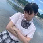 AKB48 久保怜音、夏の海ではしゃぐ制服姿に「可愛い以外言葉が見つからない」