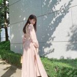 久間田琳加、大胆背中出しのワンピース姿に「エレガントな装い」「天使だ」と反響