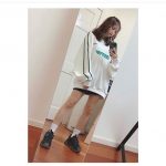 桃月なしこ、鏡の前の自撮り美脚ショットに「好きすぎる」「最高に似合ってる」と反響