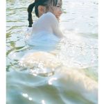 松本まりか、水面に反射した純白美肌ショットに釘付け！「海もしたたるいい女！」「素敵すぎます」