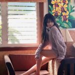 モー娘。牧野真莉愛、10代ラスト写真集の表紙オフショットで美脚披露！「美しすぎる」「目のやり場に困る」