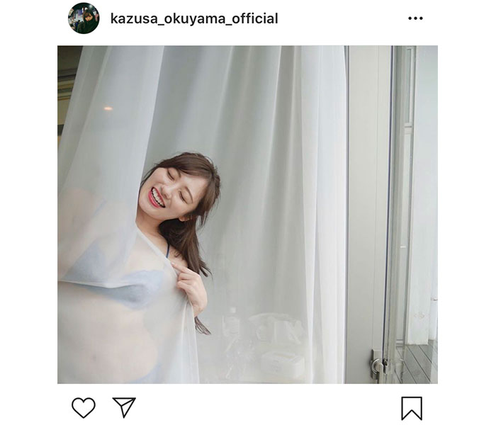 奥山かずさ、無邪気な笑顔とカーテンに透けるランジェリーショット披露！