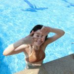 尾碕真花、写真集からプールではしゃぐビキニオフショット公開！「サイコーな笑顔」「写真集神作だよ！」と反響も