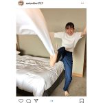 佐藤栞里、タオルを思いっきり蹴り上げるアクティブショット公開！「元気良くて楽しそう」「やんちゃ娘ですねっ」