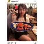 SKE48 惣田紗莉渚、ロブスターと美脚が織りなすチラ見せに反響！