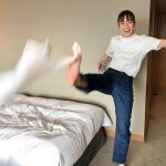 佐藤栞里、タオルを思いっきり蹴り上げるアクティブショット公開！「元気良くて楽しそう」「やんちゃ娘ですねっ」