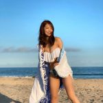 佐野真彩、センチメンタルな砂浜グラビアで受け止める海風「素敵な笑顔ありがとう」