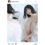 そよん、鏡越しに見つめる柔らかポートレートに「とってもステキ」「ルームウェア可愛い」と反響！
