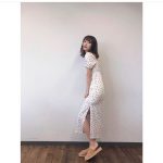 内田理央、ロングワンピースで美脚をチラ見せ！「可愛すぎて優勝」「スリットが気になってしまう」