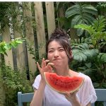 矢島舞美がスイカにかぶりつく爽快なオフショット公開！「スイカ似合うね」「最高にかわいすぎる」