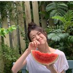 矢島舞美がスイカにかぶりつく爽快なオフショット公開！「スイカ似合うね」「最高にかわいすぎる」