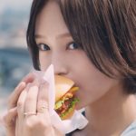 山本彩がモスバーガー新CM「がんばるあのひと篇」に出演