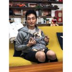 草彅剛、愛犬とのペアルックに「可愛いー！！！！！つよパパと愛娘クルミちゃん」「くるちゃんとパーカーお揃い可愛い」と反響大！