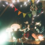 【ライブレポート】 さくらしめじ、史上“最夜”となる21時開始の配信ライブ「それでも進むから、少しの勇気を。」 “夜しめじ”を自然に囲まれたキャンプ場からお届け！