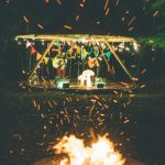 【ライブレポート】 さくらしめじ、史上“最夜”となる21時開始の配信ライブ「それでも進むから、少しの勇気を。」 “夜しめじ”を自然に囲まれたキャンプ場からお届け！