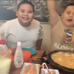 ゴリラ兄弟が子供でも簡単！明太チーズもんじゃを作って食べる動画を公開！！