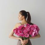 新木優子、バラの花束を持った見返り美人ショットに反響！「美しすぎ」「花にも負けない美しさ」