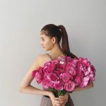 新木優子、バラの花束を持った見返り美人ショットに反響！「美しすぎ」「花にも負けない美しさ」