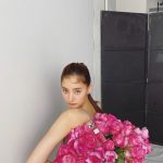 新木優子、バラの花束を持った見返り美人ショットに反響！「美しすぎ」「花にも負けない美しさ」