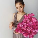 新木優子、バラの花束を持った見返り美人ショットに反響！「美しすぎ」「花にも負けない美しさ」