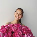 新木優子、バラの花束を持った見返り美人ショットに反響！「美しすぎ」「花にも負けない美しさ」