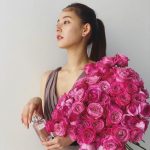 新木優子、バラの花束を持った見返り美人ショットに反響！「美しすぎ」「花にも負けない美しさ」