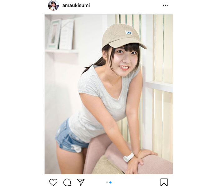 天羽希純、ミニ丈デニムでスポーティなコーデを紹介！「一緒に運動しない？」