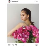 新木優子、バラの花束を持った見返り美人ショットに反響！「美しすぎ」「花にも負けない美しさ」