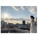 伊原六花、太陽のように眩しい白ワンピースのオフショット公開！「透明感ありすぎ」「癒されます」