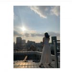 伊原六花、太陽のように眩しい白ワンピースのオフショット公開！「透明感ありすぎ」「癒されます」