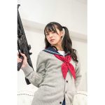 藤田いろは、セーラー服＆機関銃の衝撃コスプレ披露！