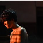 福士蒼汰、憂いた眼差しと鍛え抜かれた肉体美を公開