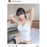 星名美津紀、白キャミソールと黒タイツで際立つ色白美肌